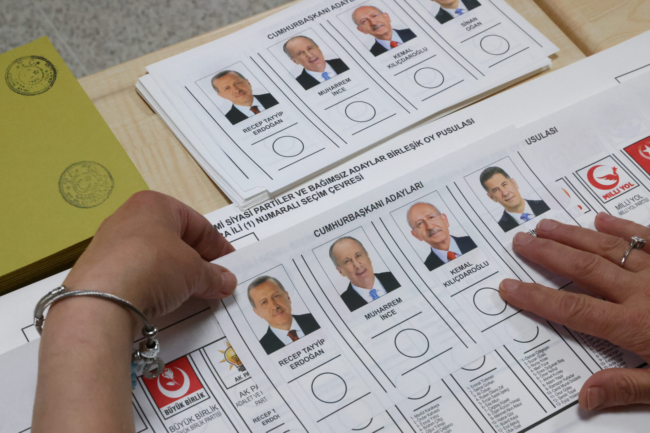 الأحزاب الصغيرة تقرّر في الانتخابات التركية… وأردوغان “ينزل بِثقلِهِ”