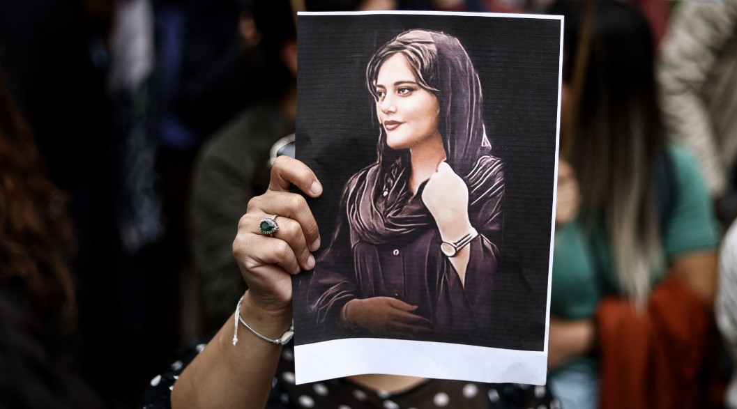 انتخابات إيران: “مهسا أميني” تصوّت لبيزشكيان؟