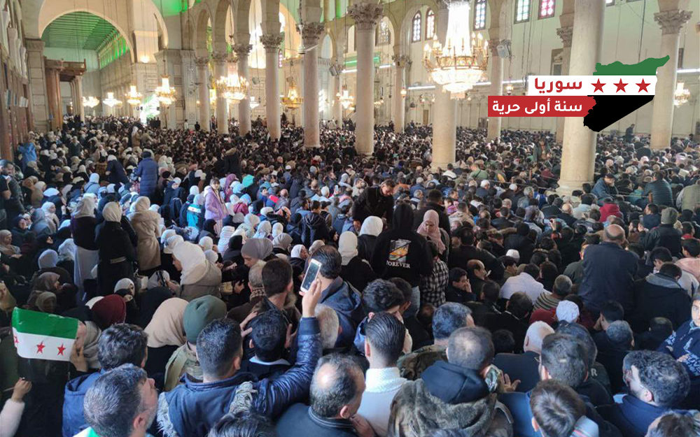 يساري يؤدي الصلاة في المسجد الأموي