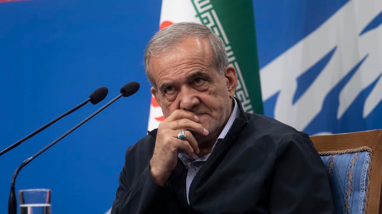 خامنئي يُسلّم بزشكيان 