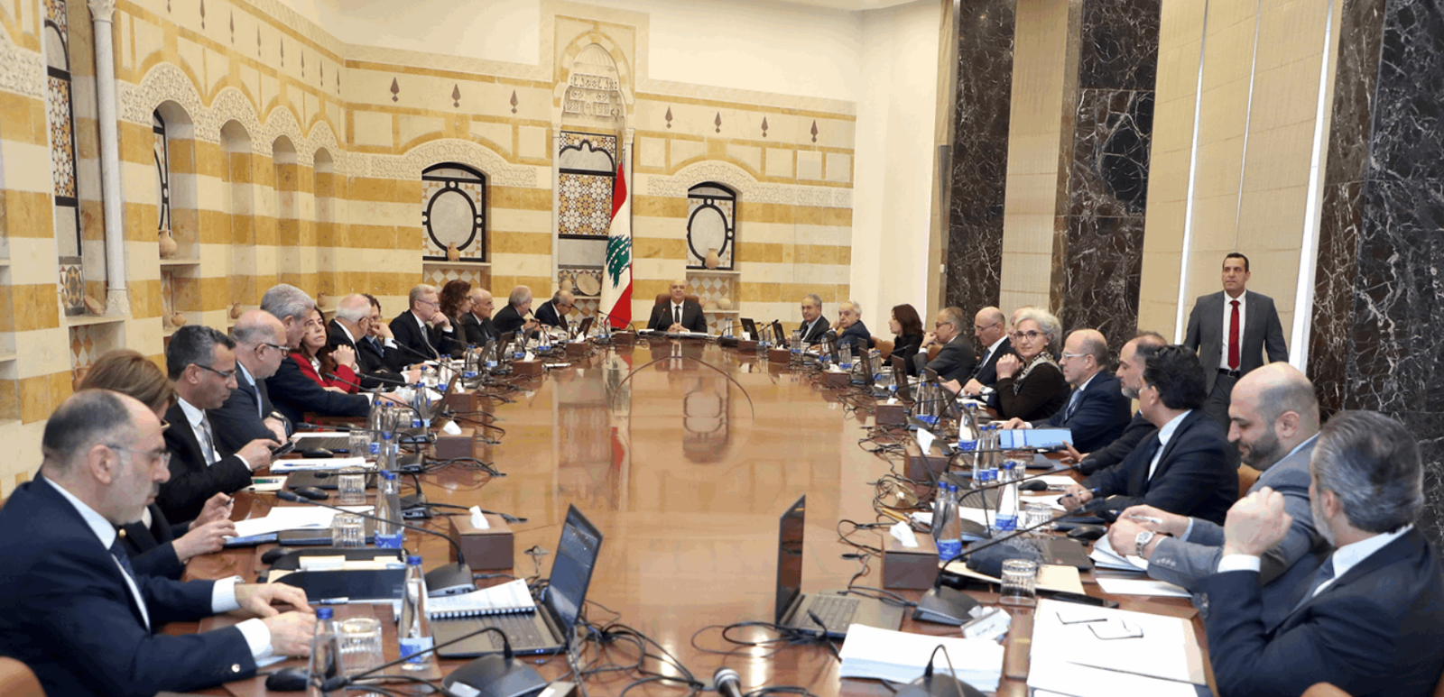 مصدر حكومي لـ”أساس”: وزراء الحزب وأمل صمتوا حيال نزع السلاح