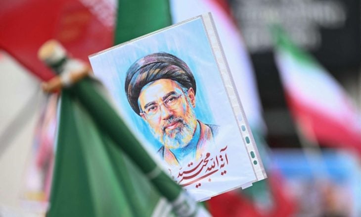 إيران: خمسة رؤوس… ومرشد غائب